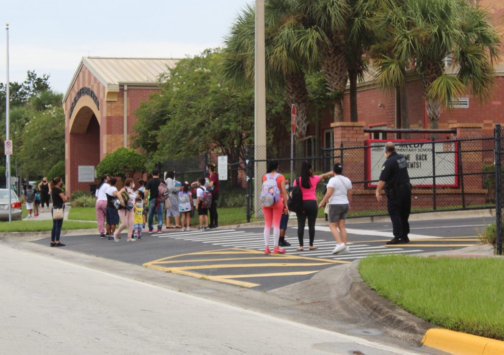 Estudiantes del Condado de Orange regresan a los edificios escolares a tomar clases presenciales ...