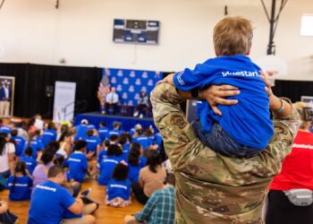 Disney y Blue Star Families llevan magia, lectura y apoyo a familias militares en la Base Aérea MacDill