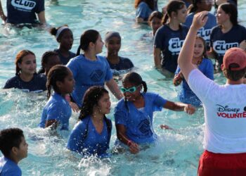 Simone Manuel inspira a cerca de 600 niños durante la clase de natación más grande del mundo en Walt Disney World