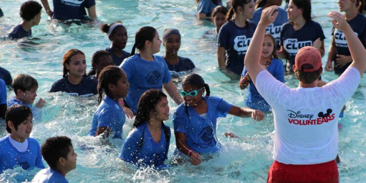 Simone Manuel inspira a cerca de 600 niños durante la clase de natación más grande del mundo en Walt Disney World