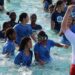 Simone Manuel inspira a cerca de 600 niños durante la clase de natación más grande del mundo en Walt Disney World