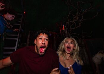 El terror regresa a SeaWorld Orlando: Howl-O-Scream anuncia su edición más escalofriante con una nueva casa embrujada y grandes descuentos