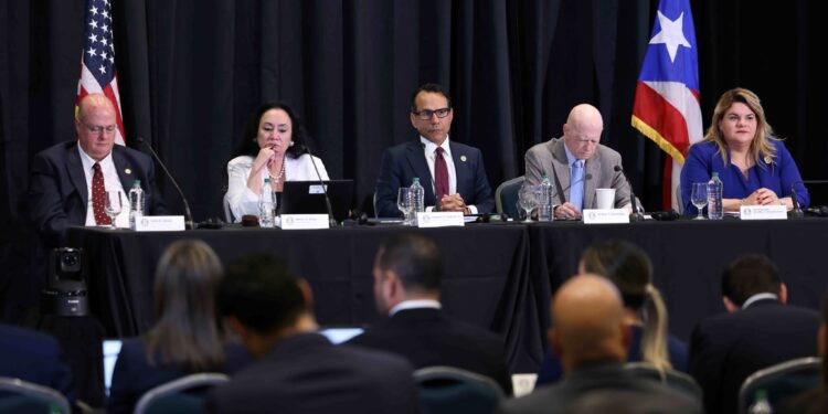 En la foto, de izquierda a derecha: John Nixon y Betty A. Rosa, miembros de la Junta de Control Fiscal; el director ejecutivo, Robert Mujica Jr.; el presidente, Arthur J. González; y la gobernadora Jenniffer González Colón.
Foto por Brandon Cruz González | Centro de Periodismo Investigativo.