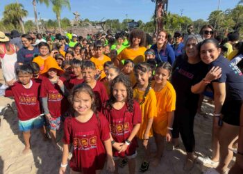 Cientos de niños de comunidades vulnerables participan en clase de natación más grande del mundo