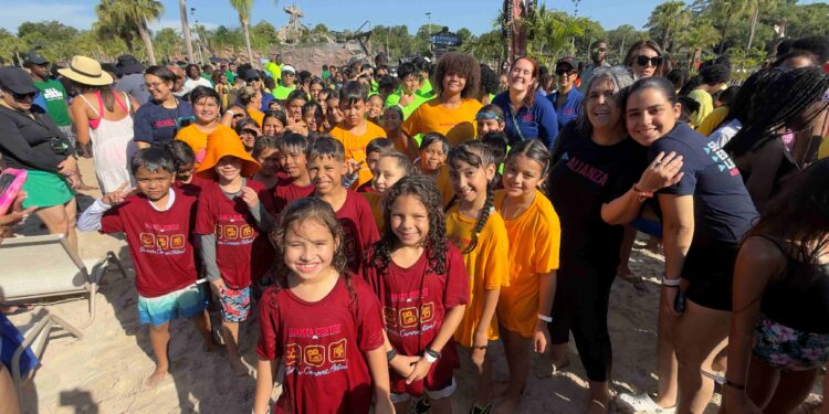 Cientos de niños de comunidades vulnerables participan en clase de natación más grande del mundo