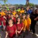Cientos de niños de comunidades vulnerables participan en clase de natación más grande del mundo