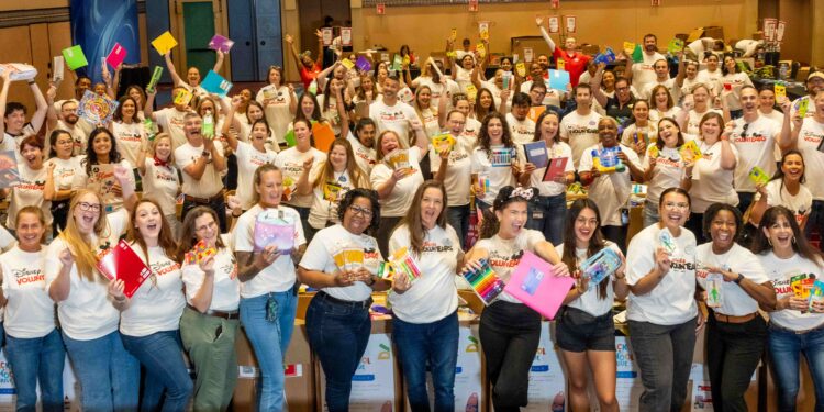 Walt Disney World dona más de 155,000 útiles escolares a estudiantes y maestros de Florida Central