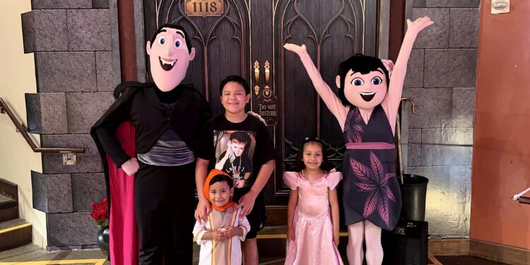 ¡Los niños se convierten en parte de la familia de monstruos en el nuevo desayuno de Hotel Transylvania!