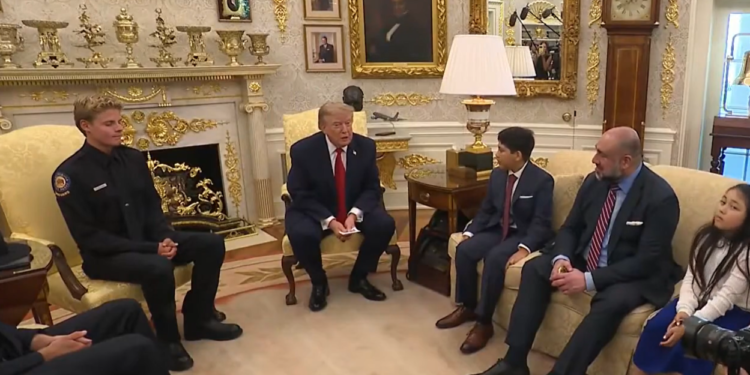 Trump recibe en la Casa Blanca al joven salvavidas que arriesgó su vida para rescatar a un niño