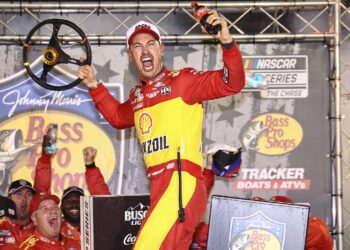 Joey Logano se lleva la victoria en una pelea al estilo clásico de Bristol