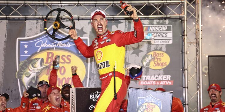 Joey Logano se lleva la victoria en una pelea al estilo clásico de Bristol