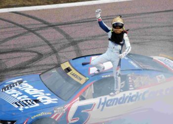 Kyle Larson toma el liderato del Chase de la NASCAR Cup con su victoria determinante en Kansas