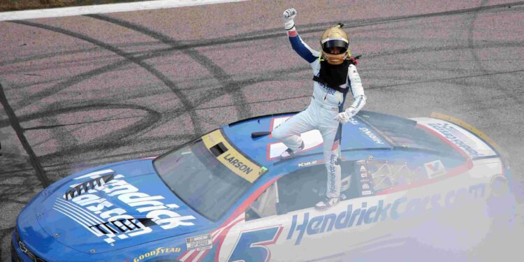 Kyle Larson toma el liderato del Chase de la NASCAR Cup con su victoria determinante en Kansas