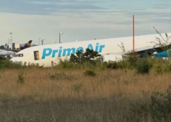Avión de carga de Amazon se sale de la pista en Miami y deja cinco muertos