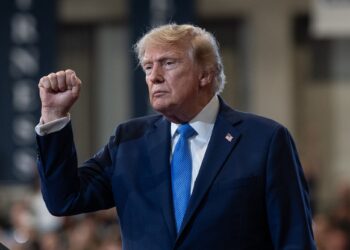 Grandes cadenas suspenden cobertura conjunta de la Casa Blanca tras veto a CNN y otros medios