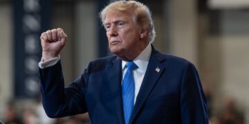 Grandes cadenas suspenden cobertura conjunta de la Casa Blanca tras veto a CNN y otros medios