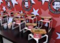 Joey Fatone regresa a Universal Orlando, pero ahora con sus propios hot dogs