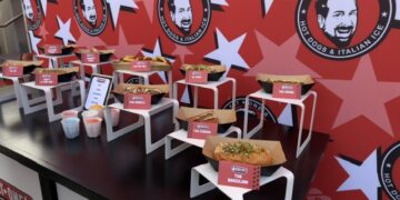 Joey Fatone regresa a Universal Orlando, pero ahora con sus propios hot dogs