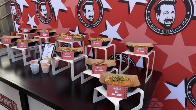 Joey Fatone regresa a Universal Orlando, pero ahora con sus propios hot dogs