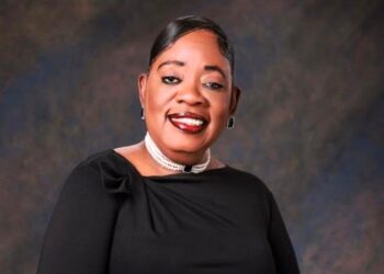 Suspenden a Jackie Espinosa como alcaldesa de Kissimmee; Angela Eady asume el cargo